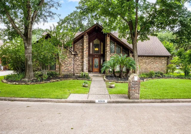 Photo 1 of Single family home for sale at 6919 Fawncliff Dr, Houston, TX 77069 | MLS# 35311395 | Listing updated on 2026-09-12