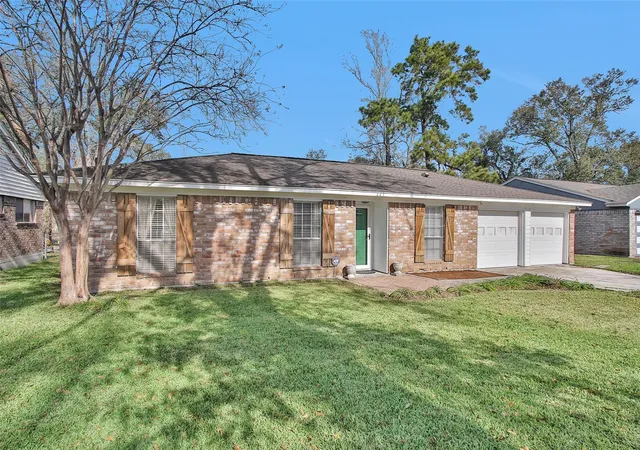 Photo 3 of Sale Pending at 227 Crest Hl Dr, Conroe, TX 77301 | MLS# 3247142 | Listing updated on 2026-09-15