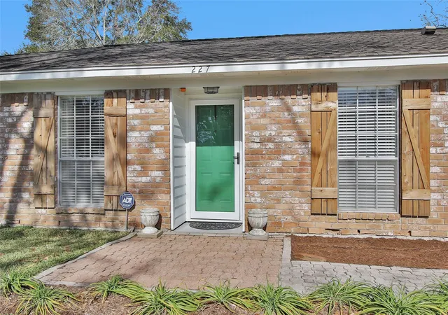 Photo 3 of Sale Pending at 227 Crest Hl Dr, Conroe, TX 77301 | MLS# 3247142 | Listing updated on 2026-09-15