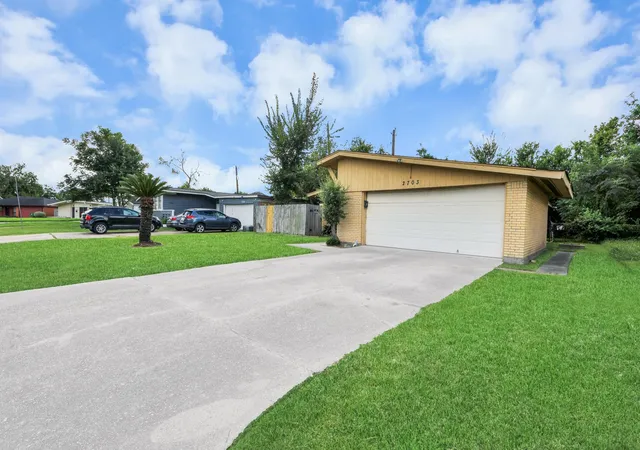 3rd image of 2703 Knotty Oaks Trl, Houston, TX 77045 | MLS# 74744015