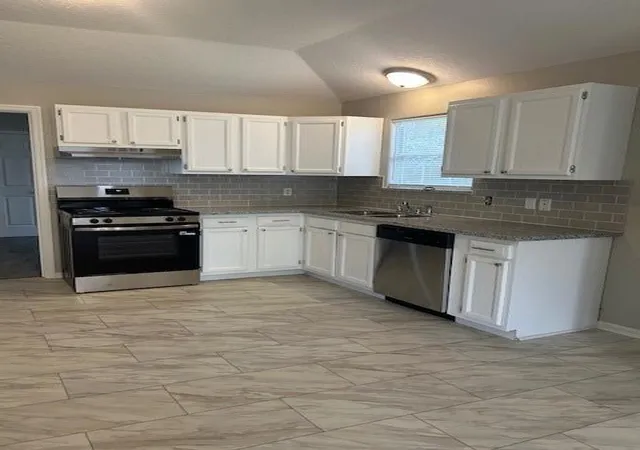 5th image of 10440 Royal Adrian Dr, Conroe, TX 77303 | MLS# 49822093