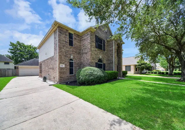 Photo 3 of Single family home for sale at 233 Rustic Oaks Dr, League City, TX 77573 | MLS# 74693114 | Listing updated on 2026-09-14