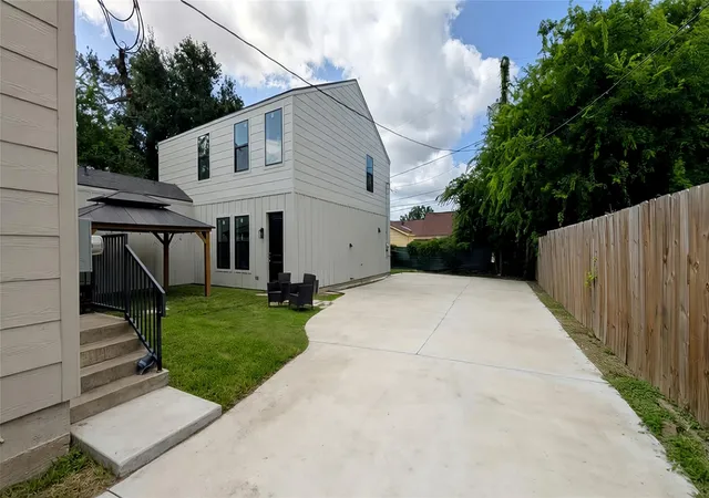 2nd image of 3718 Cleburne St, Houston, TX 77004