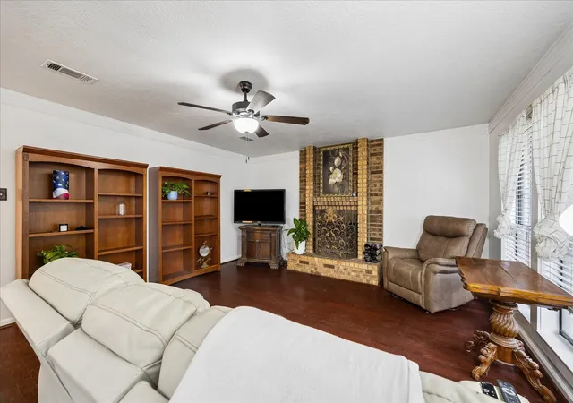 5th image of 96 Eagle Rock Cir, The Woodlands, TX 77381 | MLS# 93762163