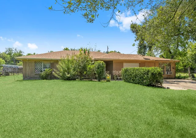 Photo 1 of Sale Pending at 814 Isetta Ln, Houston, TX 77060 | MLS# 85001349 | Listing updated on 2026-09-08