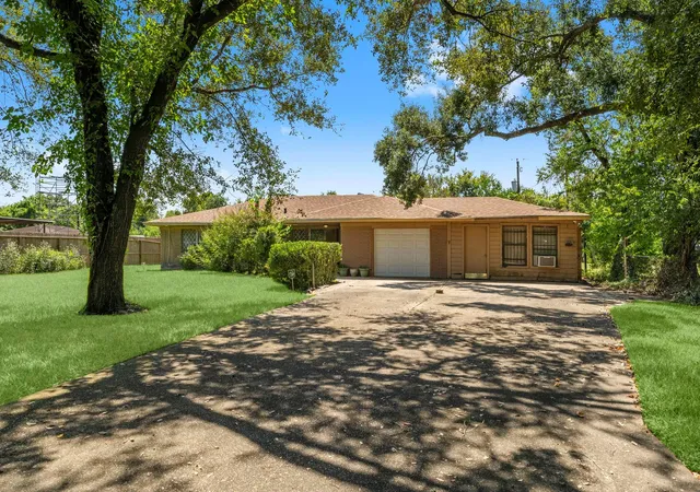 Photo 2 of Sale Pending at 814 Isetta Ln, Houston, TX 77060 | MLS# 85001349 | Listing updated on 2026-09-08