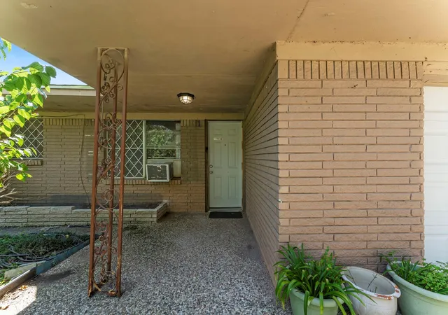 Photo 3 of Sale Pending at 814 Isetta Ln, Houston, TX 77060 | MLS# 85001349 | Listing updated on 2026-09-08