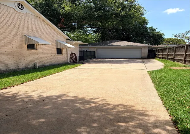 2nd image of 15930 Buccaneer Ln, Houston, TX 77062 | MLS# 71985209