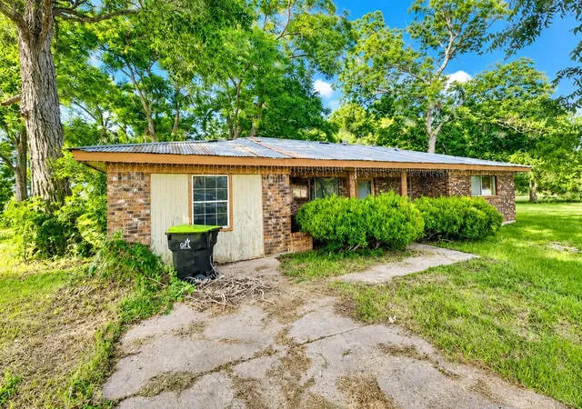 Photo 1 of Single family home for sale at 905 E Columbus Dr, Wharton, TX 77488 | MLS# 25801496 | Listing updated on 2026-08-11