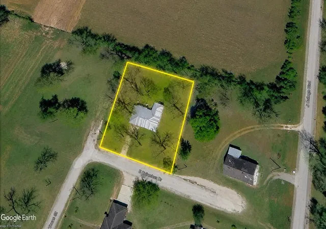 Photo 2 of Single family home for sale at 905 E Columbus Dr, Wharton, TX 77488 | MLS# 25801496 | Listing updated on 2026-08-11