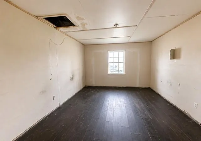 Photo 4 of Single family home for sale at 905 E Columbus Dr, Wharton, TX 77488 | MLS# 25801496 | Listing updated on 2026-08-11