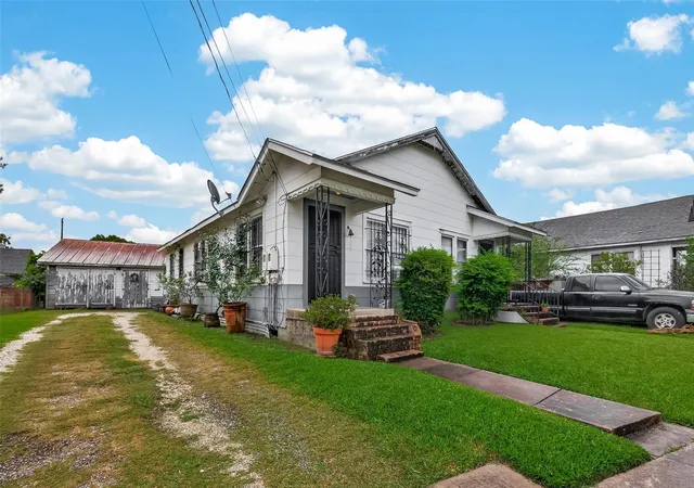 Photo 3 of Multi family home for sale at 518 N Eastwood St, Houston, TX 77011 | MLS# 95799975 | Listing updated on 2026-09-15