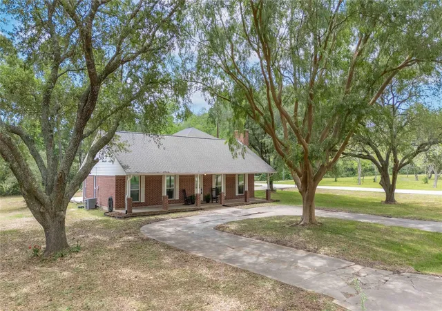 2nd image of 655 Avenue L, Dickinson, TX 77539 | MLS# 91280522
