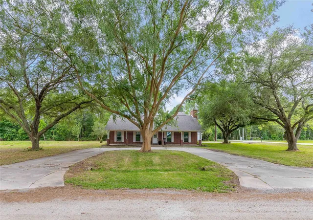 3rd image of 655 Avenue L, Dickinson, TX 77539 | MLS# 91280522