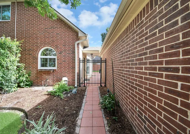 5th image of 1302 Wickshire Ln, Houston, TX 77043 | MLS# 5652820