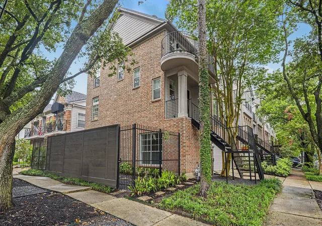 Townhouse for sale at 1925 Haddon St, Houston, TX 77019 | MLS# 57395972