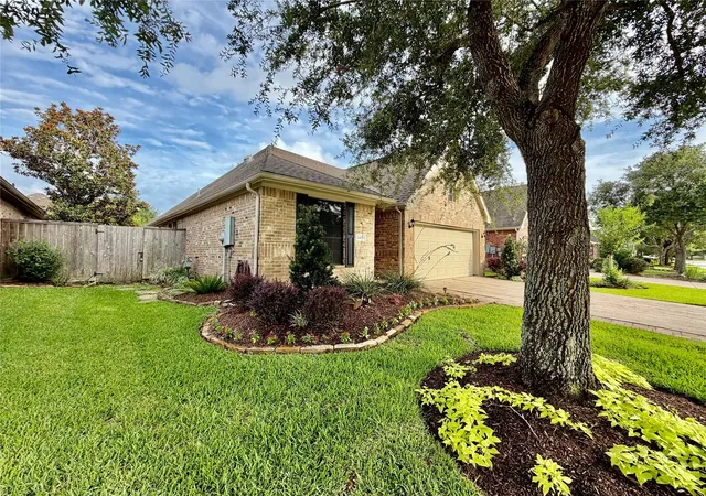 Photo 2 of Single family home for sale at 2405 Alamanni Dr, Pearland, TX 77581 | MLS# 41048278 | Listing updated on 2026-09-12