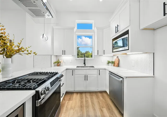 2nd image of 1913 Hoskins Dr #E, Houston, TX 77080 | MLS# 45588632