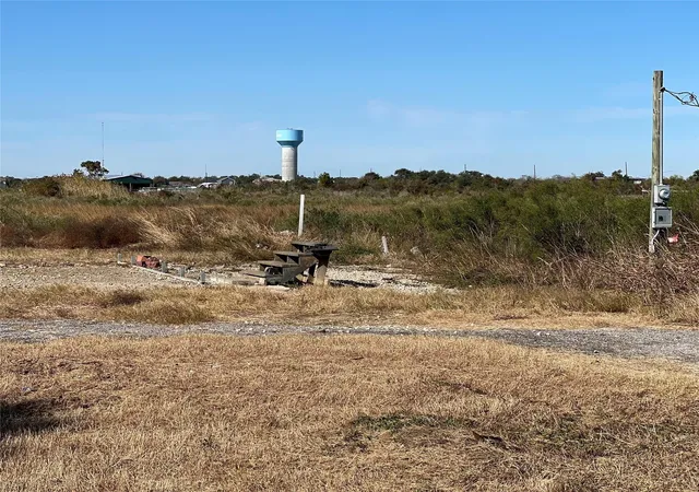 5th image of 704 18Th St, Dickinson, TX 77539 | MLS# 58788736