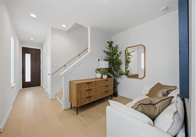 2nd image of 817 Thornton Rd #E, Houston, TX 77018 | MLS# 60668544