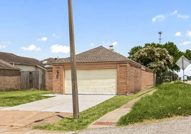4th image of 13206 Sharpbill Dr, Houston, TX 77083 | MLS# 75838202