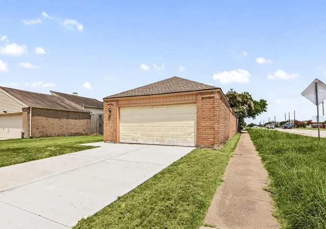 5th image of 13206 Sharpbill Dr, Houston, TX 77083 | MLS# 75838202