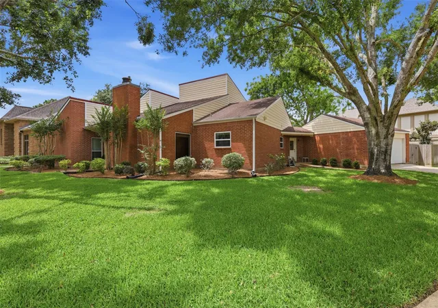 Photo 2 of Sale Pending at 1022 Trapper Hl Dr, Houston, TX 77077 | MLS# 43584286 | Listing updated on 2026-09-07