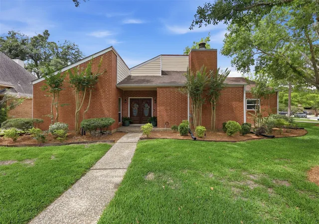Photo 3 of Sale Pending at 1022 Trapper Hl Dr, Houston, TX 77077 | MLS# 43584286 | Listing updated on 2026-09-07
