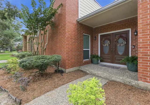 Photo 3 of Sale Pending at 1022 Trapper Hl Dr, Houston, TX 77077 | MLS# 43584286 | Listing updated on 2026-09-07