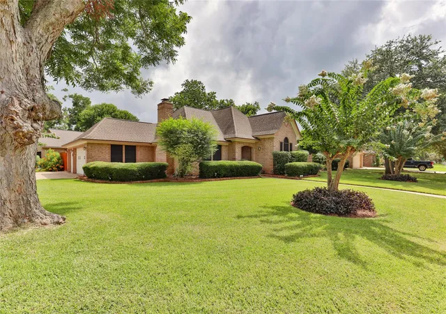 2nd image of 124 Zinnia St, Lake Jackson, TX 77566 | MLS# 24727228