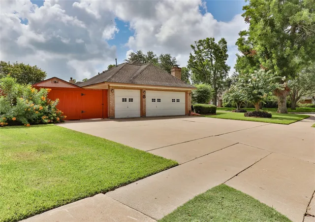 3rd image of 124 Zinnia St, Lake Jackson, TX 77566 | MLS# 24727228