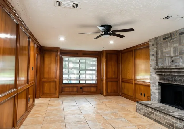 Photo 3 of Single family home for sale at 2118 Waterfall Dr, Missouri City, TX 77489 | MLS# 60110786 | Listing updated on 2026-09-10