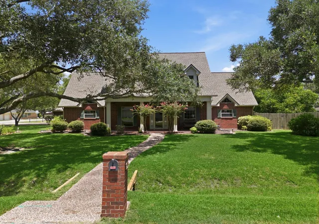 Homes for sale in Pearland, TX | 2516 Woodcreek Dr, Pearland, TX 77581 | MLS# 51240549