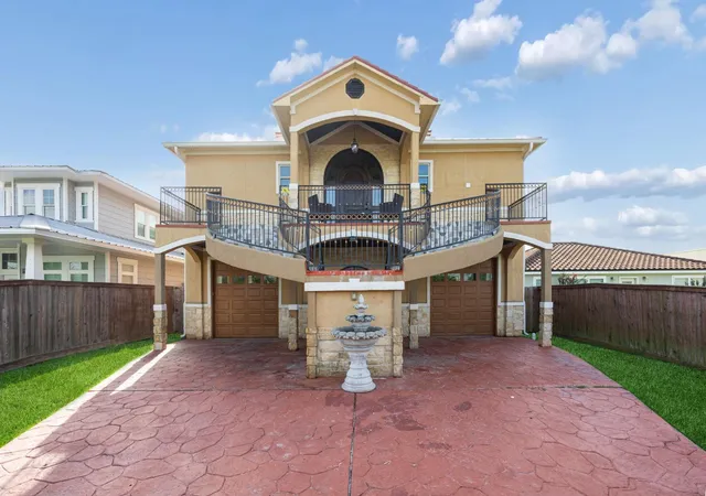 1st image of 615 29th St, Dickinson, TX 77539 | MLS# 68074465