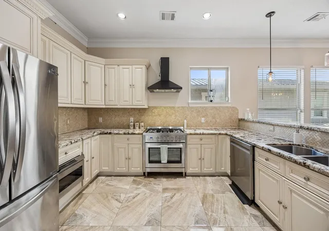 3rd image of 615 29Th St, Dickinson, TX 77539 | MLS# 68074465