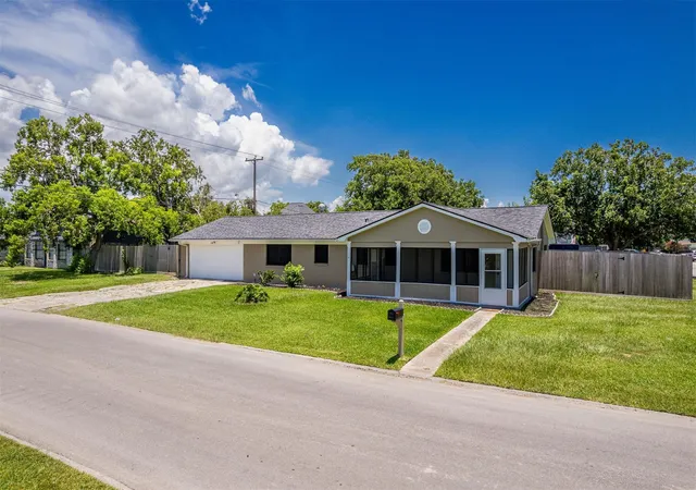 2nd image of 130 Bay Ridge Dr, Baytown, TX 77523 | MLS# 35903867