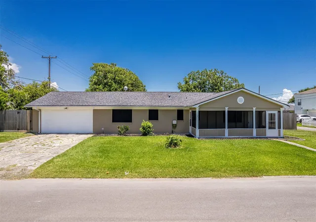 Photo 3 of Single family home for sale at 130 Bay Ridge Dr, Baytown, TX 77523 | MLS# 35903867 | Listing updated on 2026-09-19