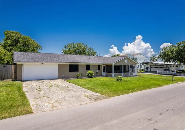 Photo 3 of Single family home for sale at 130 Bay Ridge Dr, Baytown, TX 77523 | MLS# 35903867 | Listing updated on 2026-09-19