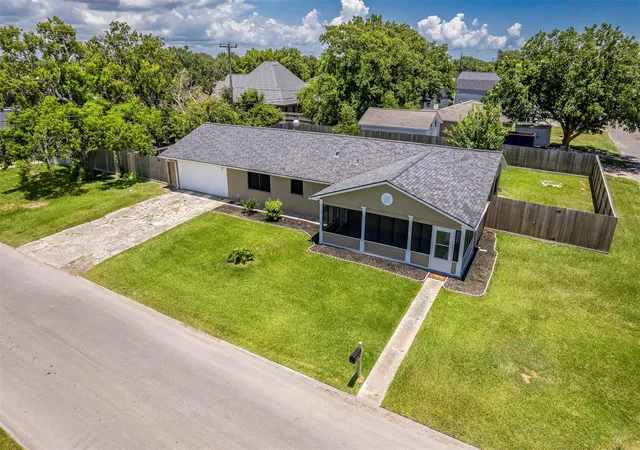 Photo 4 of Single family home for sale at 130 Bay Ridge Dr, Baytown, TX 77523 | MLS# 35903867 | Listing updated on 2026-09-19