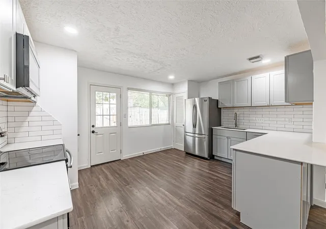4th image of 9414 Springview Ln, Houston, TX 77080 | MLS# 34259264