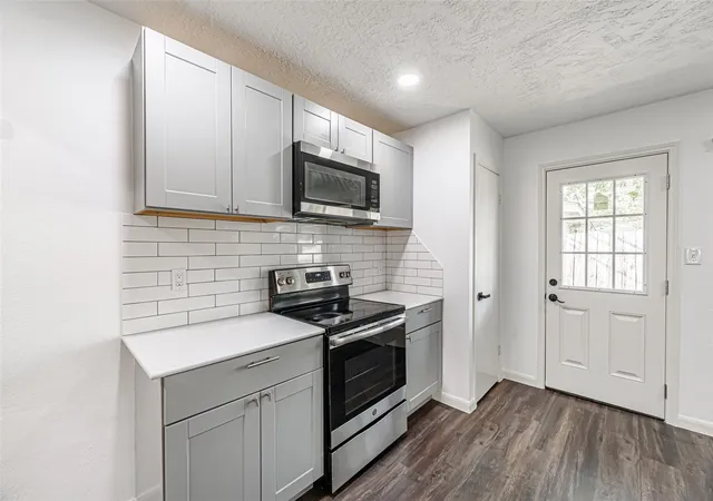 5th image of 9414 Springview Ln, Houston, TX 77080 | MLS# 34259264