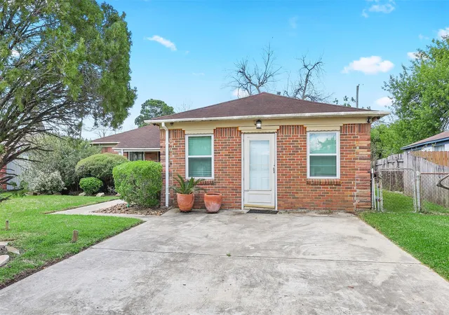 2nd image of 5405 Hazel St, Baytown, TX 77521 | MLS# 26655839