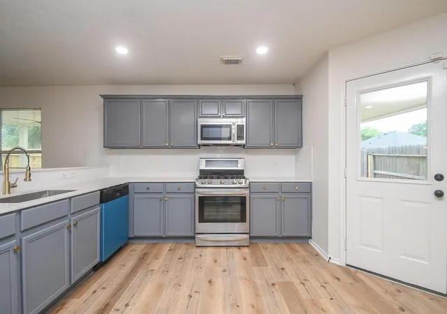 3rd image of 5443 Cilantro Ln, Baytown, TX 77521 | MLS# 23554028
