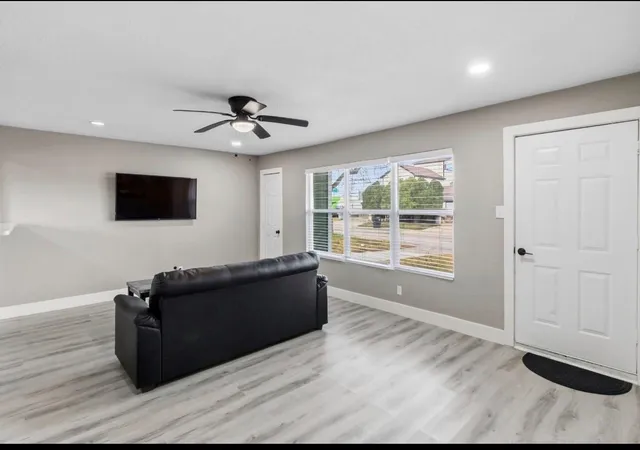 4th image of 5914 Southcrest St St, Houston, TX 77033 | MLS# 90568898