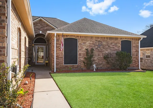 Photo 2 of Single family home for sale at 9292 Deepwater Dr, Montgomery, TX 77356 | MLS# 4144754 | Listing updated on 2026-09-11