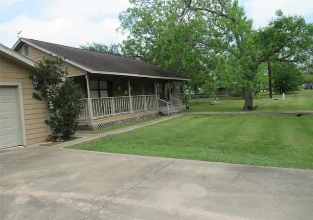 3rd image of 242 Sir Lancelot Dr N, Bay City, TX 77414 | MLS# 17423037