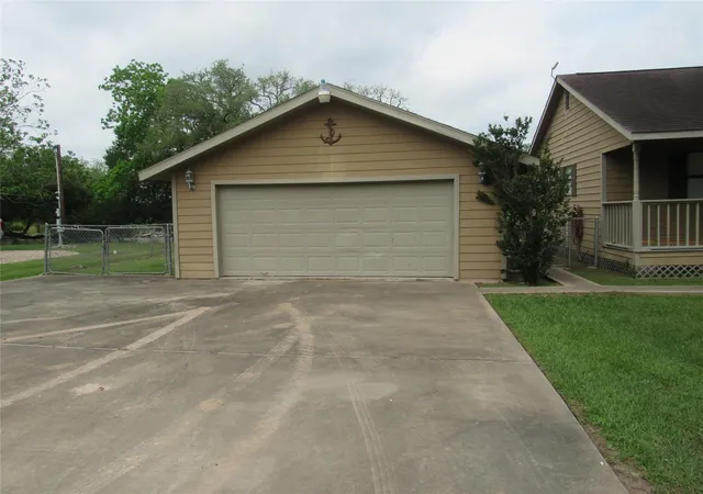 4th image of 242 Sir Lancelot Dr N, Bay City, TX 77414 | MLS# 17423037