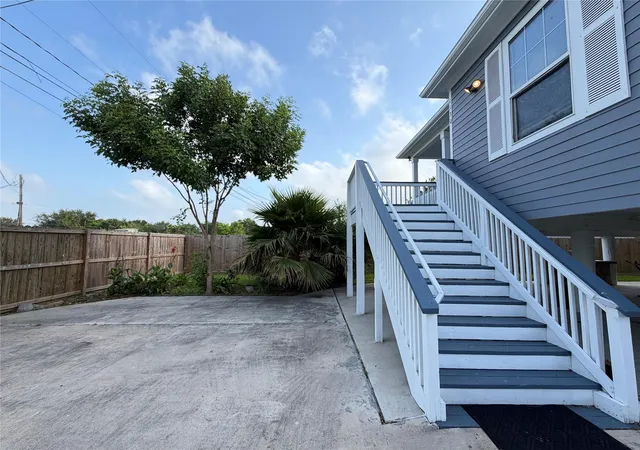 3rd image of 1130 10Th Street, Dickinson, TX 77539 | MLS# 45775142