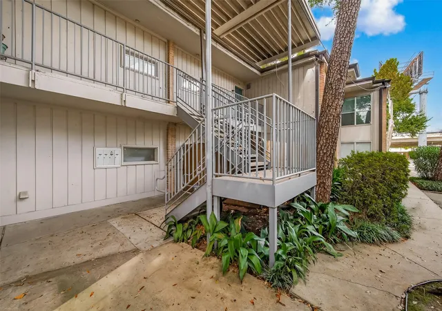 2nd image of 8211 Katy Fwy #19, Houston, TX 77024 | MLS# 83893664