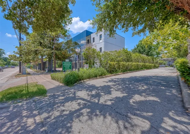 39th image of 8211 Katy Fwy #19, Houston, TX 77024 | MLS# 83893664